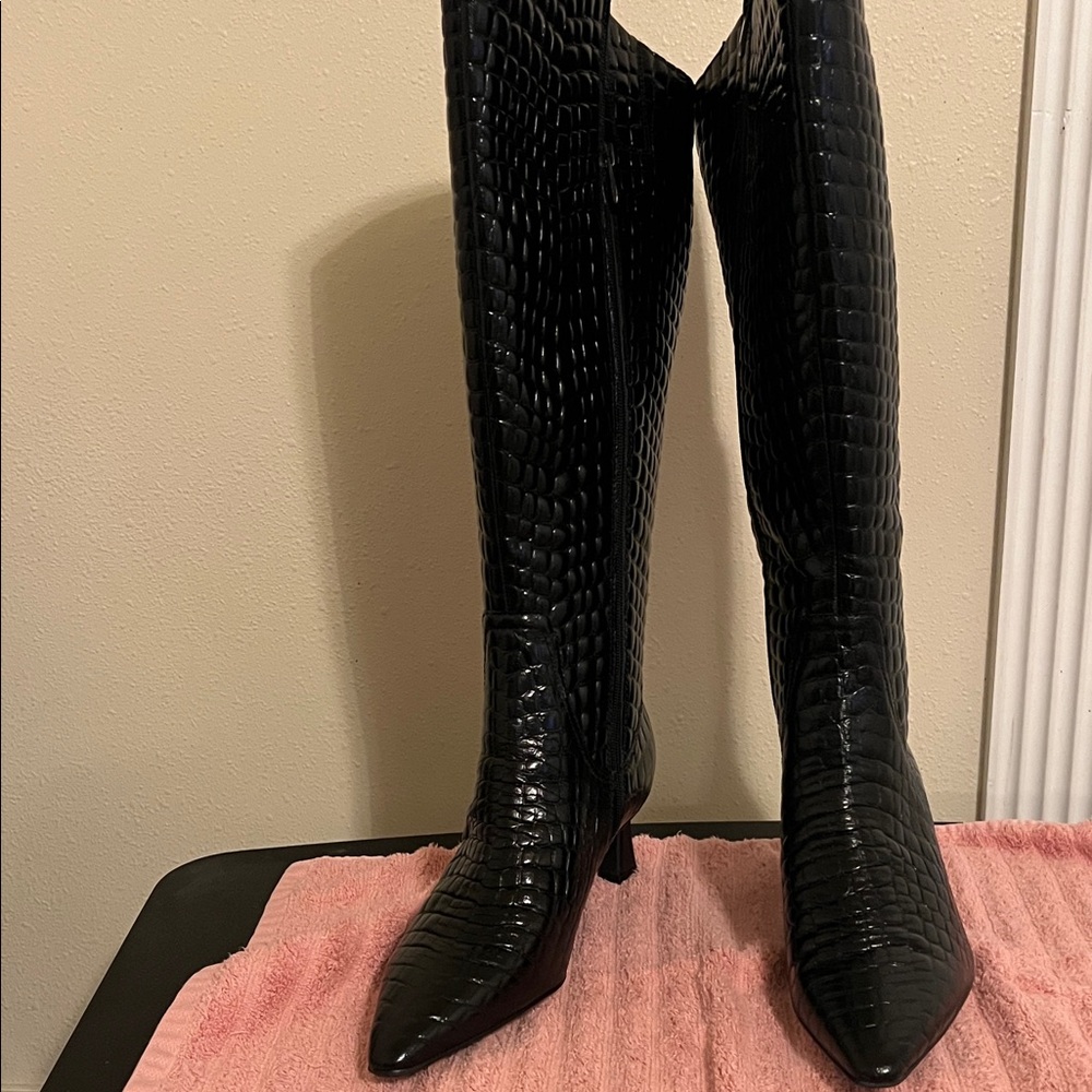Black Crocodile Pattern Knee-High Boots